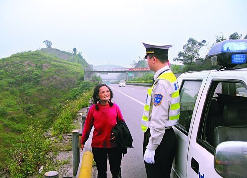 母亲探望儿子不忍让其掏返家路费 步行18天