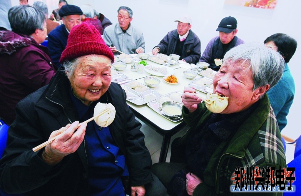 青岛：解决空巢老人吃饭难，社区推出助老食堂，打卡收费