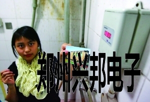 中学寝室刷卡用热水，学生流行组合洗澡
