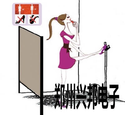 公厕里，美女不惧走光高抬腿