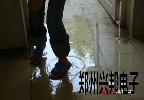 大众传媒宿舍楼公共洗手间的积水，造成大家行走的不便。