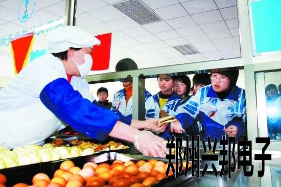 玉门市第三中学学生食堂刷卡，有序就餐