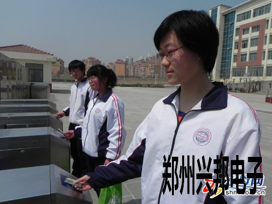 吃饭购物进宿舍一卡搞定，烟台高中校园用上一卡通