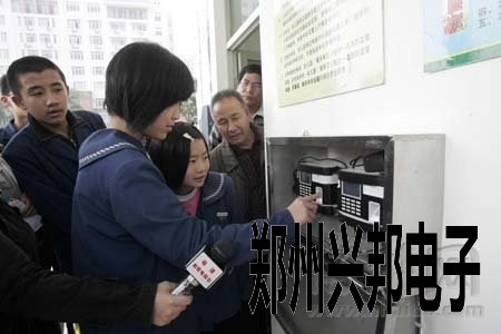 福州：保学生安全，打卡机把守学校大门