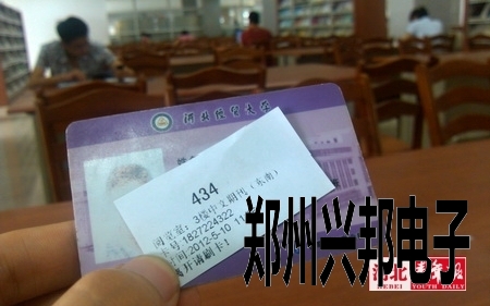 高校图书馆推“VIP座位” 刷校园一卡通交160元可独占