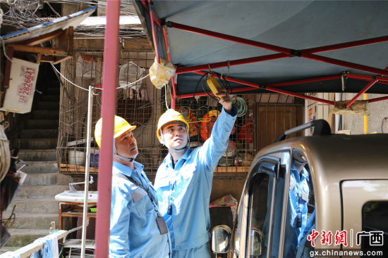 南方电网广西柳州供电局工作人员在进行用电安全检查。谢耘 摄