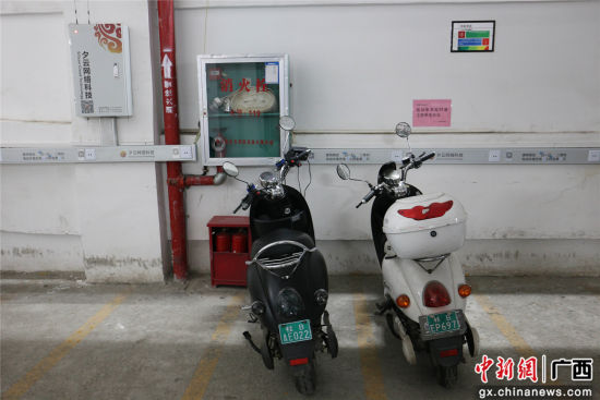 柳州市窑埠古镇地下停车场的电动车充电区。谢耘 摄