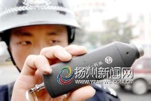 扬州警方新秘密“武器”—电子巡更棒