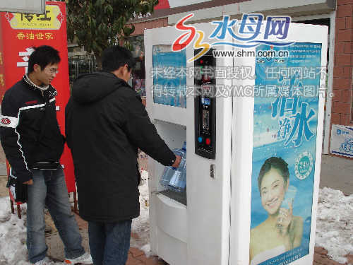 饮用水也可刷卡消费 自动售水机进社区