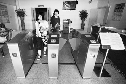北京师范大学宿舍门禁装闸机，限学生本人刷卡进出